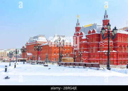 Moskau im kalten Winter, Russland. Landschaft der alten historischen Gebäude auf dem schneebedeckten Manezhnaya-Platz in der Nähe von Moskau Kreml. Panoramablick auf die Moskauer CI Stockfoto