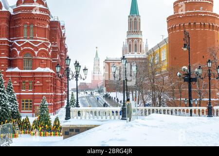 Moskauer Kreml während Schneefall, Russland. Blick vom verschneiten Manezhnaya Platz. Der berühmte alte Moskauer Kreml ist ein Wahrzeichen der Stadt Moskau. Landschaft von Stockfoto