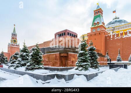 Moskauer Roten Platz im Winter, Russland. Lenins Mausoleum des Moskauer Kremls unter Schnee. Dieser Ort ist berühmte Touristenattraktion der Stadt Moskau. Mitte von Stockfoto