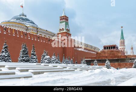 Moskauer Kreml mit Lenins Mausoleum auf dem Roten Platz während des Schneefalls im Winter, Moskau, Russland. Der Rote Platz ist die wichtigste Touristenattraktion von Mo Stockfoto