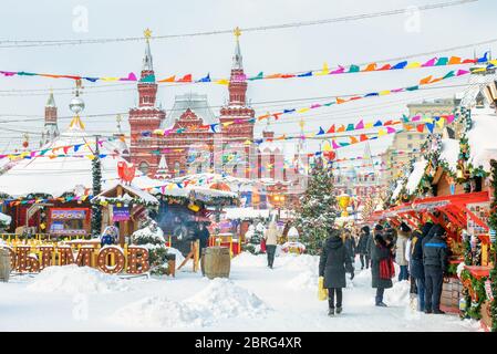 Moskau, Russland - 5. Feb 2018: Szenerie des festlichen Roten Platzes im Winter Moskau. Weihnachtsschmuck in der Nähe des Moskauer Kreml bei Schneefall. Neu Y Stockfoto