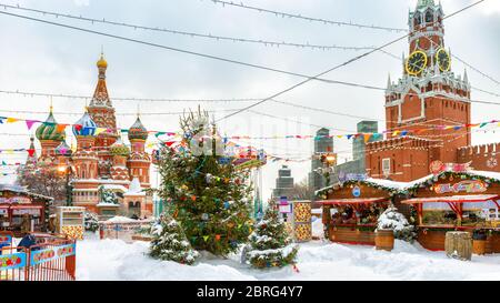 Moskau, Russland - 5. Februar 2018: Panoramablick auf den festlichen Roten Platz im Winter Moskau. Weihnachtsschmuck in der Nähe des Moskauer Kreml während sno Stockfoto