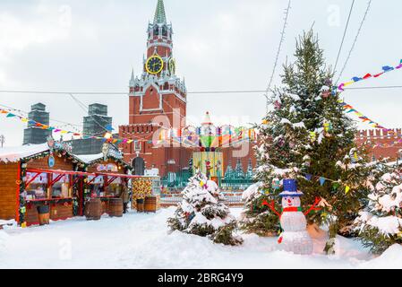 Moskau, Russland - 5. Feb 2018: Szenerie des festlichen Roten Platzes im Winter Moskau. Weihnachtsschmuck in der Nähe des Moskauer Kreml bei Schneefall. Neu Y Stockfoto