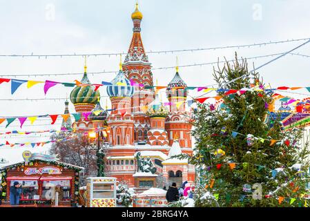 Moskau, Russland - 5. Feb 2018: Szenerie des festlichen Roten Platzes im Winter Moskau. Weihnachtsschmuck in der Nähe des Moskauer Kreml bei Schneefall. Neu Y Stockfoto