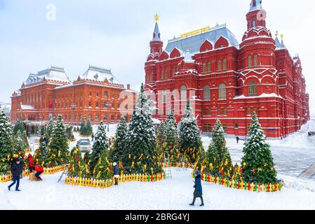 Moskau, Russland - 5. Feb 2018: Verschneite Moskauer Innenstadt im Winter. Weihnachtsbäume auf dem Manezhnaya Platz während des Schneefalls. Schöne Vintage-Architektur von Mo Stockfoto