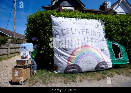 Sandleheath, Großbritannien. - 20. Mai 2020: Eine Anlieferung Arbeiter themed Vogelscheuche Display außerhalb eines Hauses. Das Hampshire Dorf Sandleheath veranstaltet einen jährlichen Charity Vogelscheuche Wettbewerb. Viele Einträge in diesem Jahr übernehmen ein Coronavirus Thema. Stockfoto