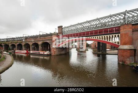 Viktorianische Eisenbahnviadukte des Castlefield Viadukts über den Bridgewater Canal, Manchester, England. Stockfoto