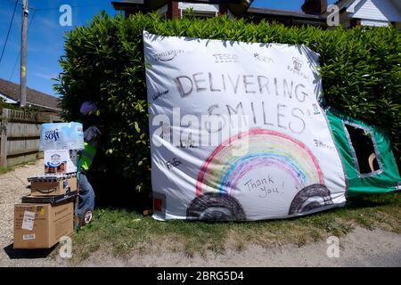 Sandleheath, Großbritannien. - 20. Mai 2020: Eine Anlieferung Arbeiter themed Vogelscheuche Display außerhalb eines Hauses. Das Hampshire Dorf Sandleheath veranstaltet einen jährlichen Charity Vogelscheuche Wettbewerb. Viele Einträge in diesem Jahr übernehmen ein Coronavirus Thema. Stockfoto