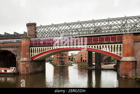 Viktorianische Eisenbahnviadukte des Castlefield Viadukts über den Bridgewater Canal, Manchester, England. Stockfoto