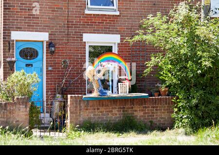 Sandleheath, Großbritannien. - 20. Mai 2020: Eine von Banksy inspirierte Grafik mit Vogelscheuche vor einem Haus. Das Hampshire Dorf Sandleheath veranstaltet einen jährlichen Charity Vogelscheuche Wettbewerb. Viele Einträge in diesem Jahr übernehmen ein Coronavirus Thema. Stockfoto