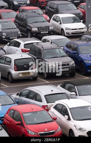 Autos auf einem belebten Parkplatz in Großbritannien geparkt. Stockfoto