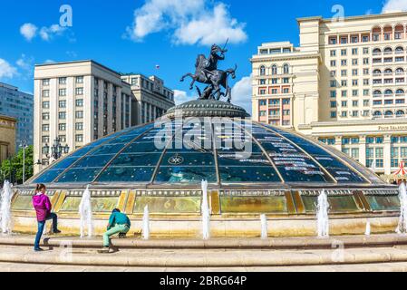 Moskau - 19. Mai 2019: Manege oder Manezhnaya Platz im Moskauer Zentrum, Russland. Glaskuppel mit Statue des heiligen Georg, dem heiligen Schutzpatron Moskaus. Städte Stockfoto