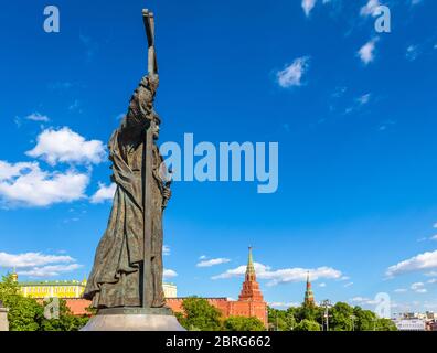 Moskau – 19. Mai 2019: Denkmal für den Heiligen Fürsten Wladimir dem Großen mit Blick auf den Moskauer Kreml, Russland. Modernes Wahrzeichen Moskaus im Stadtzentrum. Anzeigen Stockfoto