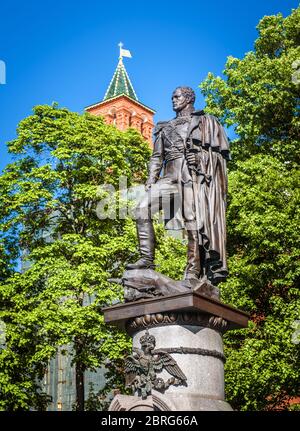 Denkmal Alexander I. im Moskauer Kreml im Sommer. Es befindet sich im Alexander-Garten, Touristenort von Moskau. Panoramalicht auf die Bronzestatue Stockfoto