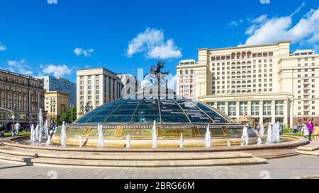 Moskau - 19. Mai 2019: Panorama des Manezhnaja Platzes im Moskauer Zentrum, Russland. Moderne Glaskuppel mit Blick auf das Four Seasons Hotel. Stadtbild o Stockfoto