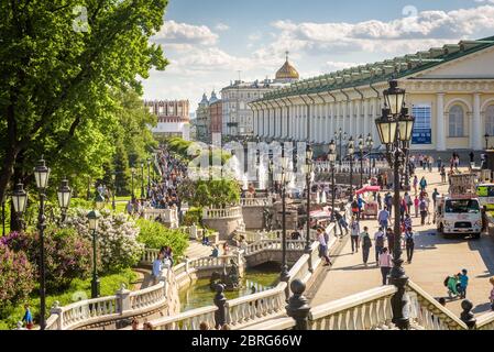 Moskau – 19. Mai 2019: Manezhnaja-Platz mit schönem Garten und Brunnen in Moskau, Russland. Dieses Hotel ist eine Touristenattraktion von Moskau. Personen w Stockfoto