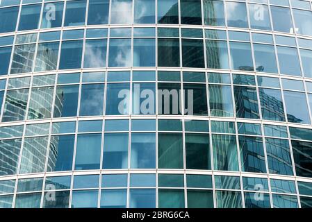 Architekturdetail des modernen Gebäudes, Glasfassade mit Reflexen Stockfoto