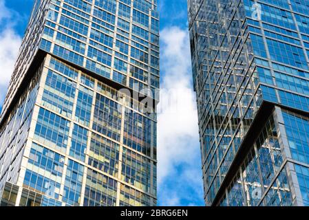 Moskau - Sep 10, 2017: Moderne Wolkenkratzer von Moskau-Stadt, Russland. Zwei neue Gebäude gegen den Himmel. Moskau-Stadt ist ein Geschäftsviertel und Moskau landmar Stockfoto