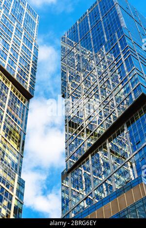 Moskau - 10. Sep 2017: Moderne Wolkenkratzer in Moskau-Stadt, Russland. Himmel und Gebäude spiegeln sich in der Fassade. Moskau-Stadt ist ein Bezirk mit Geschäfts-und r Stockfoto