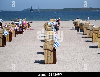 21. Mai 2020, Schleswig-Holstein, Lübeck-Travemünde: Nur wenige Liegen sind am Strand an der Ostsee belegt. Aufgrund der Entfernungsregeln während der Corona Pandemie befinden sich die Liegestühle auch ein paar Meter entfernt. Foto: Daniel Bockwoldt/dpa Stockfoto