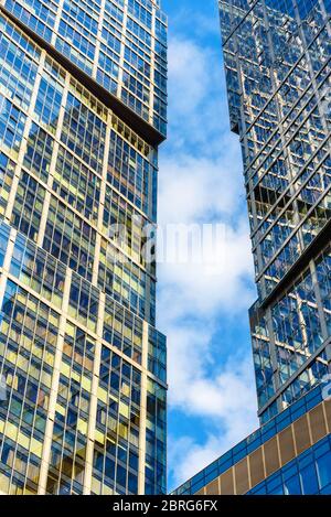 Moskau - 10. Sep 2017: Moderne Wolkenkratzer in Moskau-Stadt, Russland. Himmel und Gebäude spiegeln sich in der Fassade. Moskau-Stadt ist ein Bezirk mit Geschäfts-und r Stockfoto