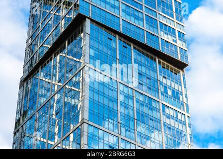 Moskau - 10. Sep 2017: Moderner Wolkenkratzer in Moskau-Stadt, Russland. Himmel und Gebäude spiegeln sich in der Fassade. Moskau-Stadt ist ein Bezirk mit Geschäft und re Stockfoto