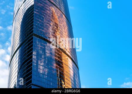 Moskau - 10. Sep 2017: Moderner Wolkenkratzer in Moskau-Stadt, Russland. Himmel und Merkurturm spiegeln sich in der Fassade wider. Moskau-Stadt ist ein Bezirk mit Geschäftsleuten Stockfoto