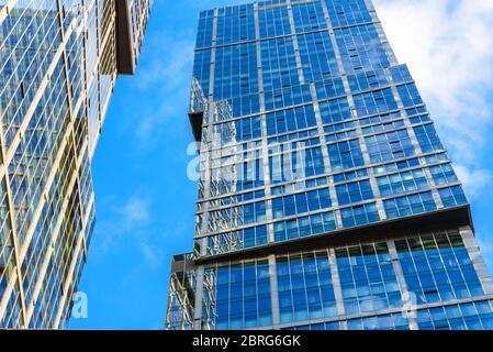 Moskau - 10. Sep 2017: Moderne Wolkenkratzer in Moskau-Stadt, Russland. Himmel und Gebäude spiegeln sich in der Fassade. Moskau-Stadt ist ein Bezirk mit Geschäfts-und r Stockfoto