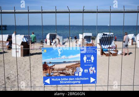 21. Mai 2020, Schleswig-Holstein, Lübeck-Travemünde: Ein Schild mit der Aufschrift "Bitte den nächsten Strandzugang benutzen" blockiert den Zugang zum Ostseestrand. Aufgrund der Entfernungsregeln während der Corona Pandemie gibt es eine Art Einbahnstraßensystem an den Strandeingängen. Foto: Daniel Bockwoldt/dpa Stockfoto