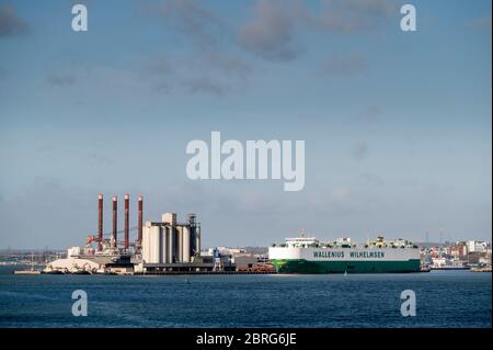 Wallenius Wilhelmsen Ro-Ro Frachtschiff auf der Solent, Hampshire, England. Stockfoto