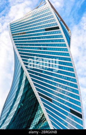 Moskau - 10. Sep 2017: Wolkenkratzer Evolution Tower in Moskau-Stadt. Gebäude mit futuristischem, verdrehtem Design. Moskau-Stadt ist ein modernes Viertel mit viel zu bieten Stockfoto