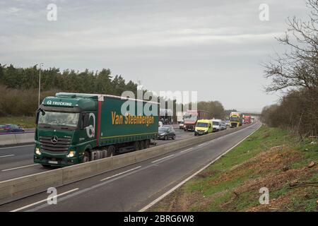 Verkehr an Straßenbauarbeiten auf einer verkehrsreichen Autobahn in England, Großbritannien. Stockfoto