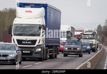 Verkehr an Straßenbauarbeiten auf einer verkehrsreichen Autobahn in England, Großbritannien. Stockfoto