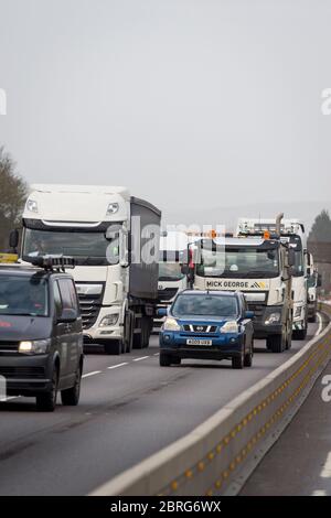 Verkehr an Straßenbauarbeiten auf einer verkehrsreichen Autobahn in England, Großbritannien. Stockfoto