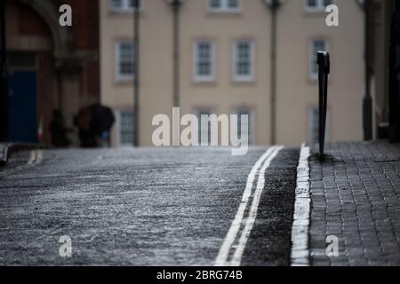 Doppelte gelbe Linien auf einer leeren Straße in England. Stockfoto