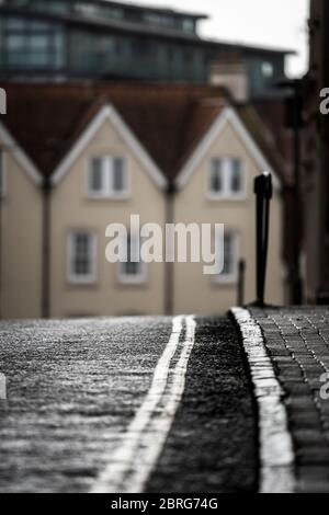 Doppelte gelbe Linien auf einer leeren Straße in England. Stockfoto