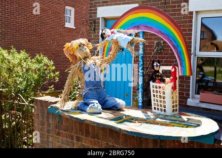 Sandleheath, Großbritannien. - 20. Mai 2020: Eine von Banksy inspirierte Grafik mit Vogelscheuche vor einem Haus. Das Hampshire Dorf Sandleheath veranstaltet einen jährlichen Charity Vogelscheuche Wettbewerb. Viele Einträge in diesem Jahr übernehmen ein Coronavirus Thema. Stockfoto