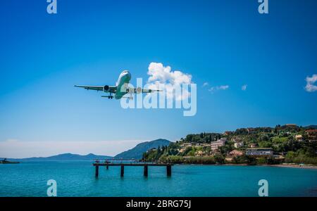 Flugzeug, das vom Internationalen Flughafen Korfu über dem Meer abfliegt. Stockfoto
