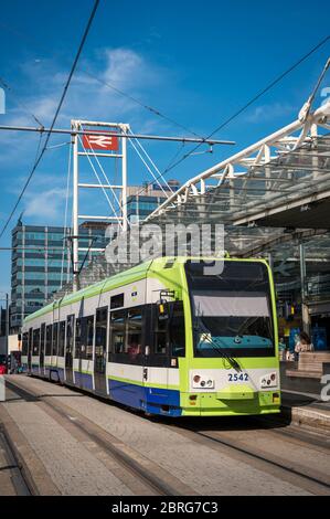 Tramlink Straßenbahn vor dem Bahnhof East Croydon, Richtung Elmer's End, Croydon, England. Stockfoto