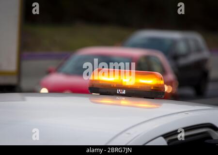 Gelbe Rundumleuchte Blaulicht für Straßenarbeiten Sicherheit  Stockfotografie - Alamy