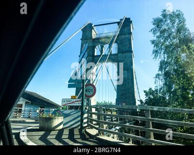 Die Brücke von Groslée überquert die Rhone in Groslée-Saint-Benoit, Ain, Frankreich Stockfoto