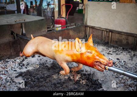 Spanferkel bbq auf einem Spieß gebraten ist ein beliebtes Essen auf den Philippinen Stockfoto