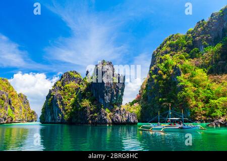 Traditionelles philippinisches Boot bangka oder banca an der blauen Lagune in der Provinz El Nido, Palawan Insel auf den Philippinen Stockfoto