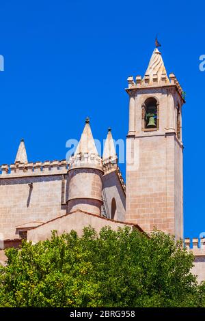 Die Kirche des heiligen Franziskus oder Igreja Mosteiro de Sao Francisco ist eine katholische Kirche in Evora Stadt, Portugal Stockfoto