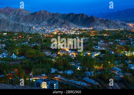 Leh Luftaufnahme bei Nacht. Leh ist die Hauptstadt und größte Stadt Ladakh Union Gebiet in Indien. Stockfoto