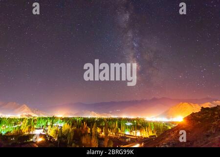 Leh Luftaufnahme. Leh ist die Hauptstadt und größte Stadt Ladakh Union Gebiet in Indien. Stockfoto