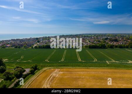 Ferring Village an der Südküste von England und grenzt an die Landschaft von Goring GAP in West Sussex Luftbild. Stockfoto