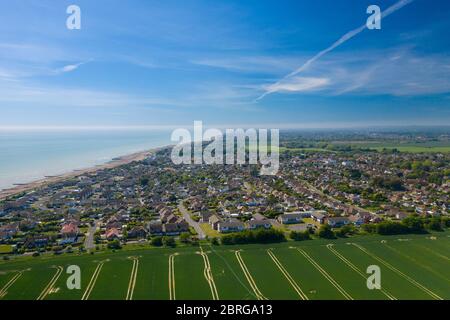 Luftaufnahme entlang der Südküste Englands in Richtung Ferring Village in West Sussex. Stockfoto