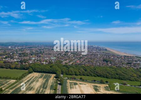 Luftaufnahme entlang der Südküste Englands mit Goring by Sea und Worthing Town im Hintergrund. Stockfoto