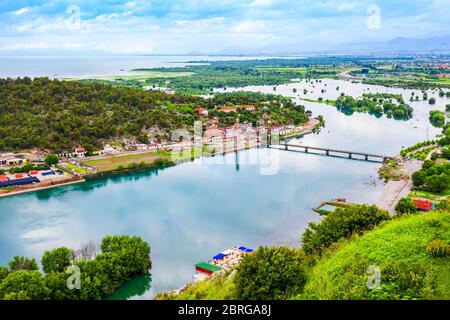 Shkoder oder Shkodra Stadt und Buna Fluss aus der Luft Panoramablick von Rozafa Castle in Albanien Stockfoto